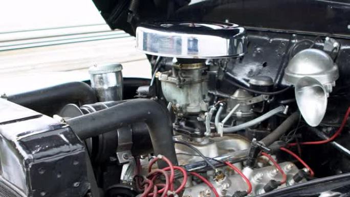 经典美国福特水星八车引擎盖下的老式汽车发动机。