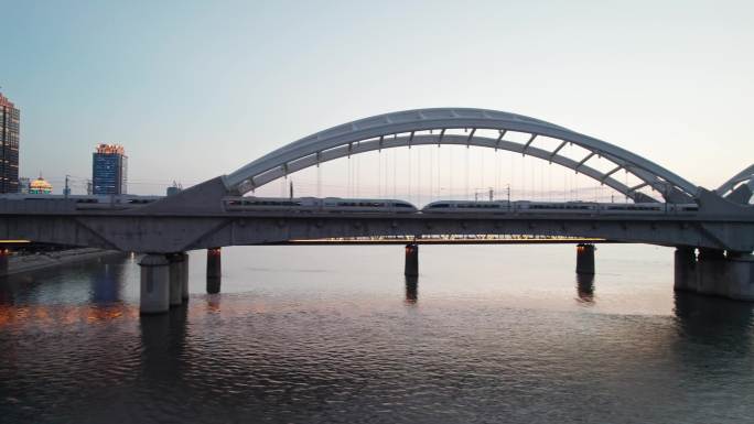 中国哈尔滨高铁动车行驶在松花江铁路桥上