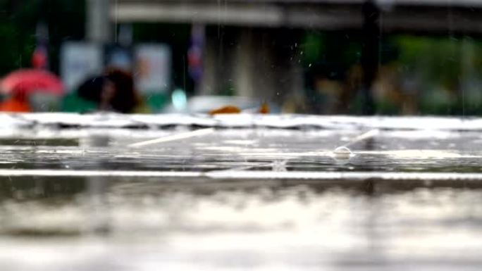 下雨后，雨滴不断落在地板上