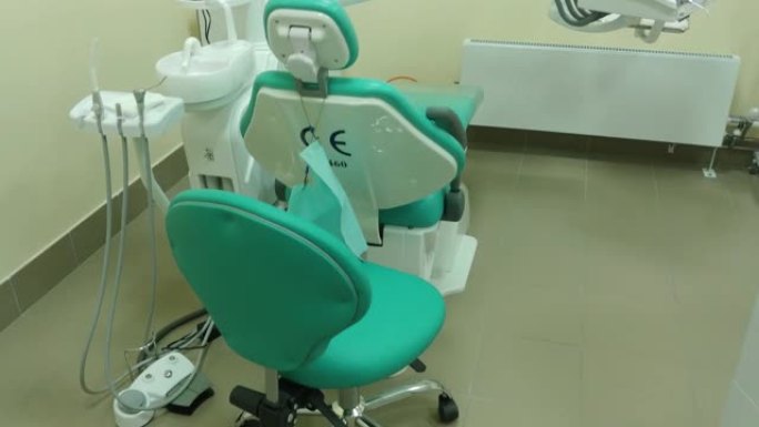 牙医办公室内部的垂直全景与椅子座椅和其他牙科设备，工具。4k视频片段