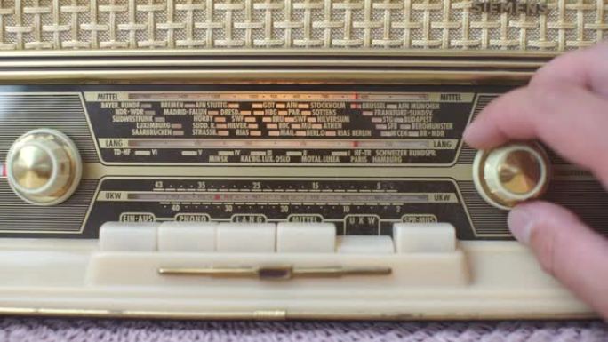 特写，调音一辆旧车收音机里的无线电波
