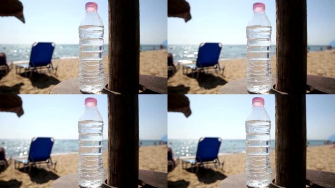 海滩上的一瓶新鲜矿泉水