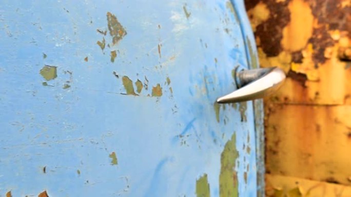 蓝色老式汽车的生锈油漆