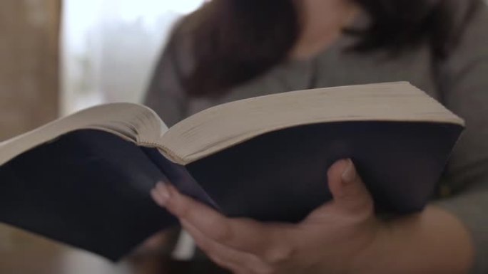 女人看书翻页，圣经，特写