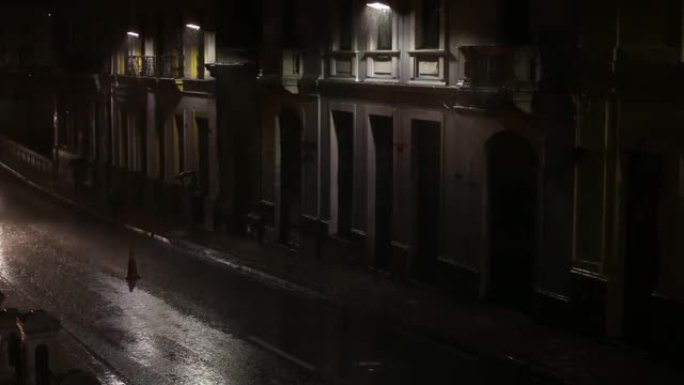 黑暗的街道，灯柱很少，人们在漆黑的夜晚在大雨中奔跑