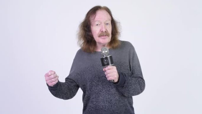 长头发和胡须的老人使用麦克风