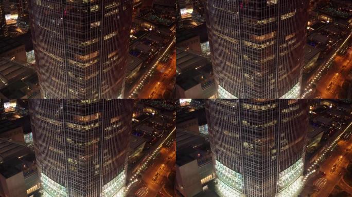 空中场景基座下的镜头移动国际金融中心塔和维多利亚港在香港市中心的夜间交通，4k视频