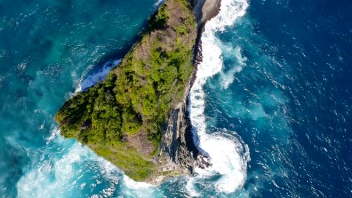 印度尼西亚巴厘岛努沙佩尼达努沙巴纳岛的俯视图。小三角岛