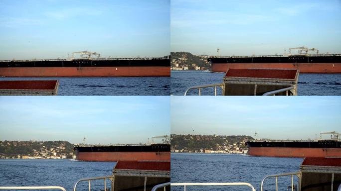 油轮在伊斯坦布尔经过博斯普鲁斯海峡