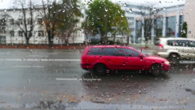 透过道路上下雨的窗户观看。运输。天气。