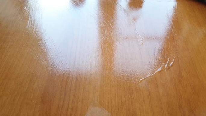 桌子清洁。用抹布擦拭桌子。洗桌子。