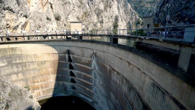 大坝是马其顿斯科普里Matka峡谷Treska河上的混凝土拱形重力坝