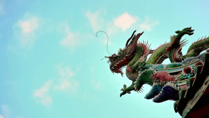 台北龙山寺上的4K中国龙雕像