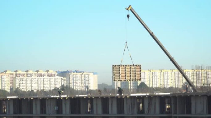 与工人一起建造多层整体住宅综合体