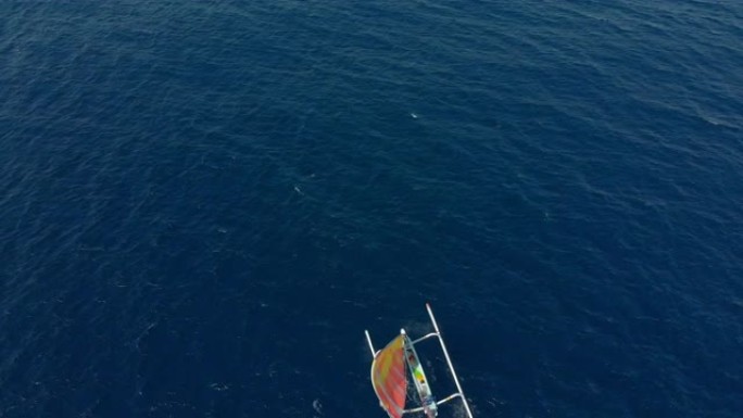 在巴厘岛附近的公海中拍摄了传统的渔船