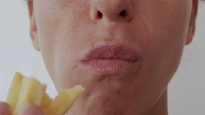 女人吃薯条，不健康饮食，特写嘴唇