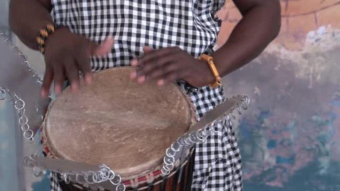 非洲男性在jembe鼓上演奏