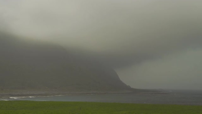 挪威峡湾的蓝色迷雾山