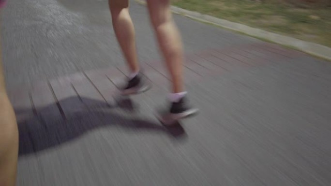 追踪两名跑步女子的镜头