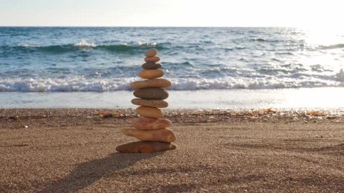 平衡与和谐的概念 -- 沙滩上的石头堆