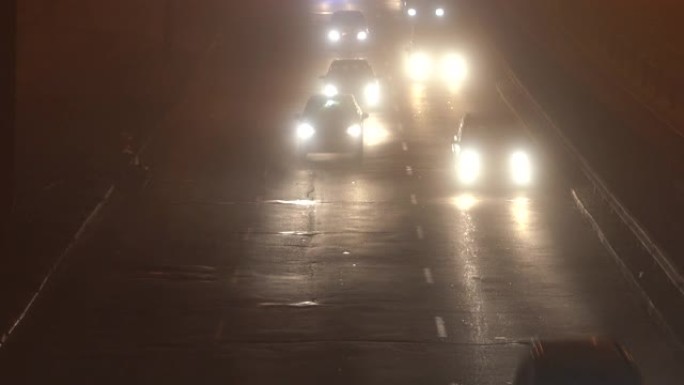 天气。大雾。汽车在大雾中行驶。夜间汽车交通。