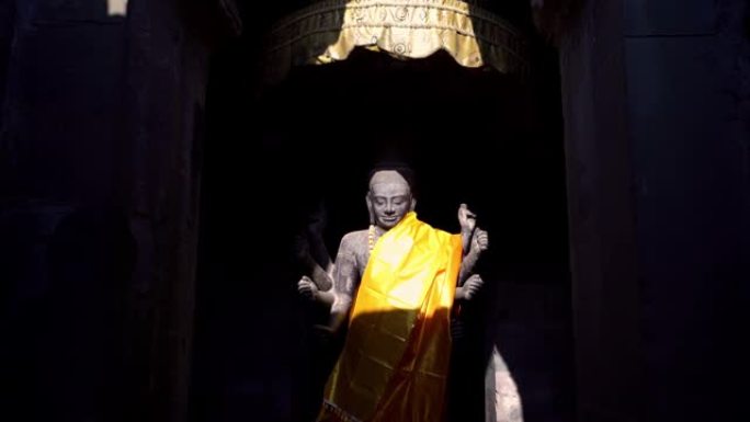 4K，吴哥窟受人尊敬的毗湿奴神像。到达寺庙里的身影。