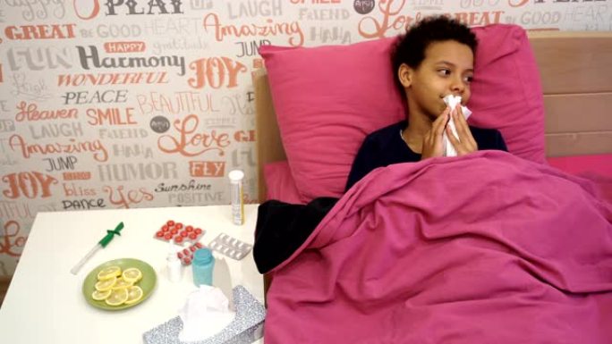 生病的女孩被毯子盖着躺在床上，发热高，流感。
