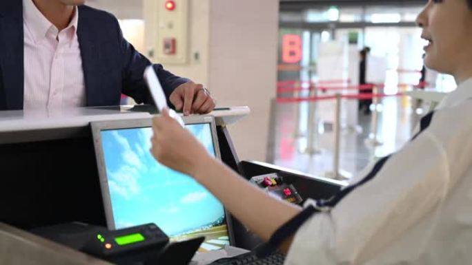 一名中国男子在机场值机柜台上交护照