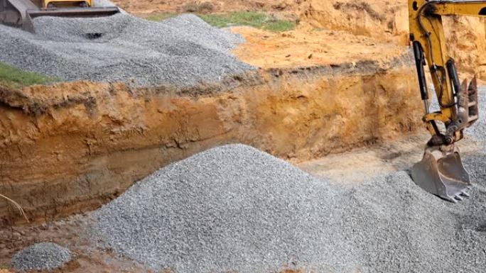 挖掘机铲斗回填沟槽，用于基础挖掘机铲斗工作的石材回填
