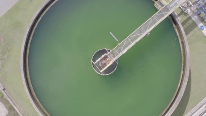 水处理厂固体接触澄清池罐式污泥再循环的鸟瞰图