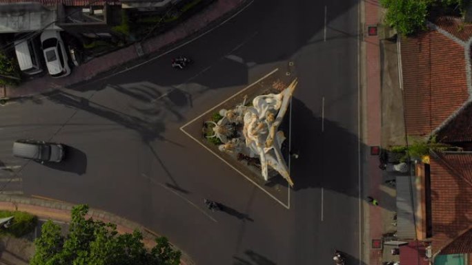 印度尼西亚巴厘岛乌布镇的一个十字路口上的Arjuna石雕。阿周那是古印度史诗摩诃婆罗多的英雄