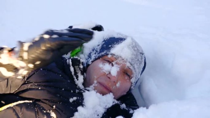 一个年轻人躺在雪地里笑的肖像