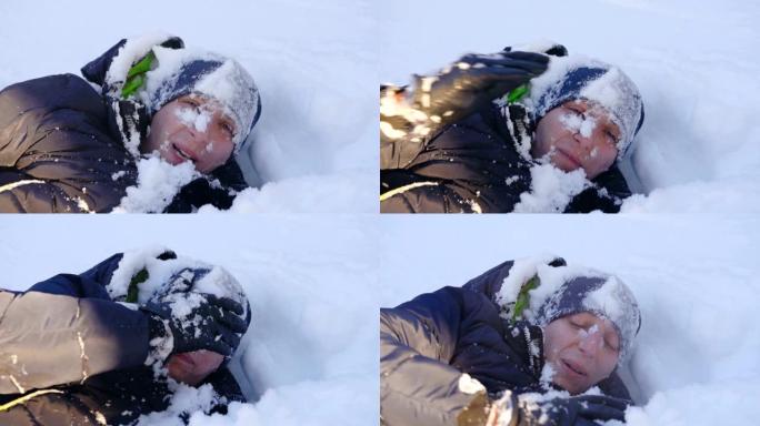 一个年轻人躺在雪地里笑的肖像