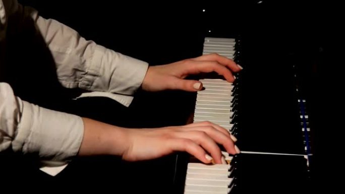 女人的手在弹钢琴。古典音乐