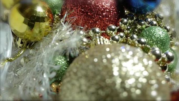 多色圣诞球、雪花、水晶、花环、凹凸旋转的特写