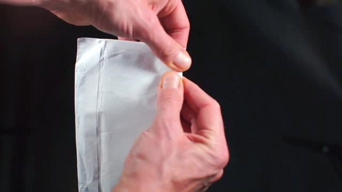 一个带有机密信息的信封的特写。