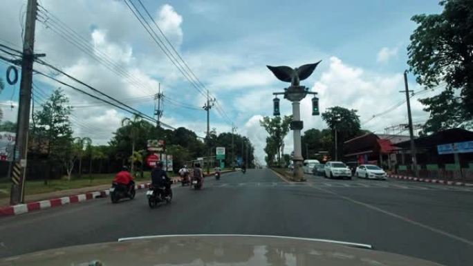 驾驶过程板前视图Maharaj路和Rodboon交叉路口鹰交通灯，泰国甲米镇