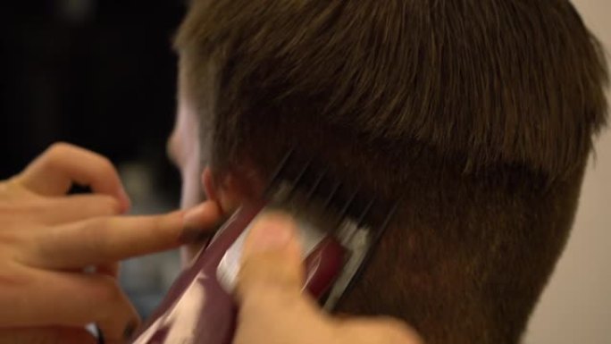 理发师用机器特写给男人理发