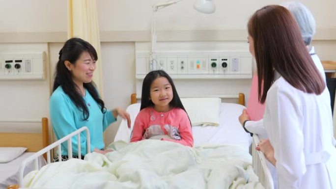女医生在医院病床上与生病的孩子交谈