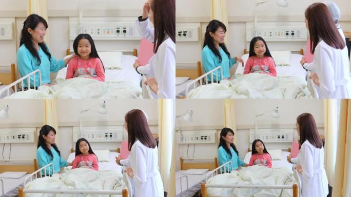 女医生在医院病床上与生病的孩子交谈