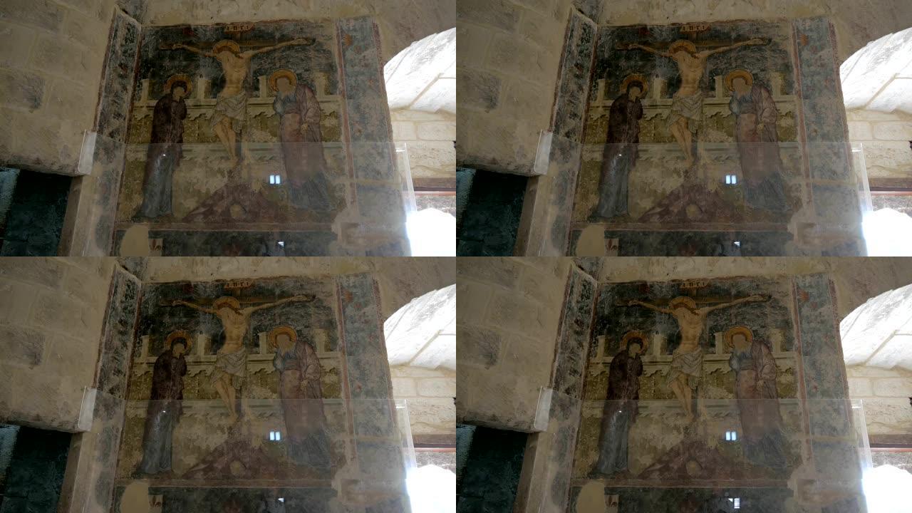 古老的石头城堡墙上耶稣受难的古代壁画