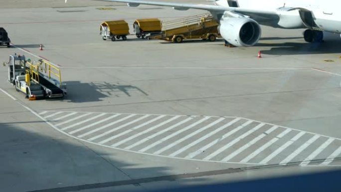 在机场的飞机上装载乘客的行李
