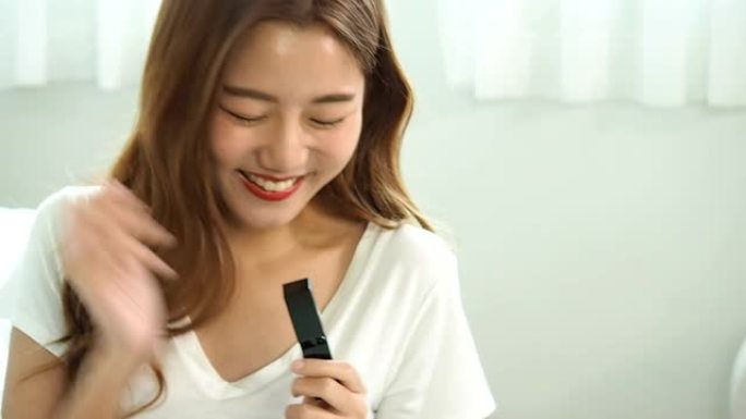 两个美丽的亚洲女性vlogger用智能手机在线化妆脸流。
