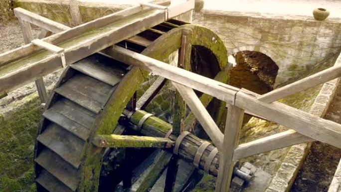 米勒轮的木制水转弯。历史悠久的中世纪乡村建筑