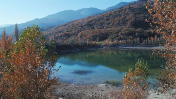 秋天靠近山的小湖。射。美妙的秋天风景