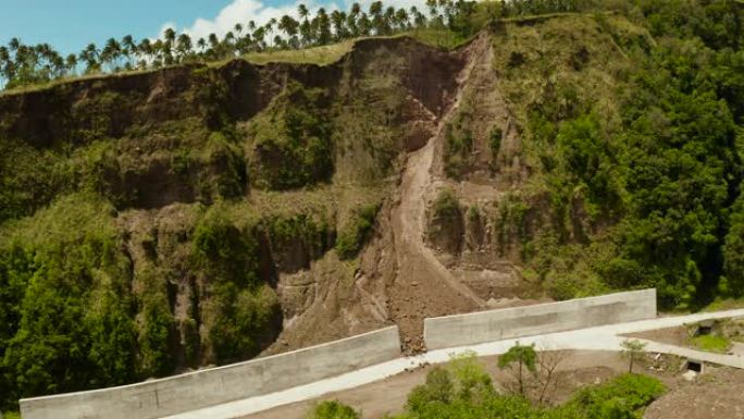 菲律宾卡米金岛上有混凝土围栏的道路。保护道路免受落石和山体滑坡的影响