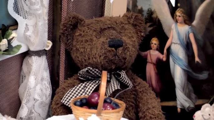 在沙发上近距离观察黑色泰迪熊