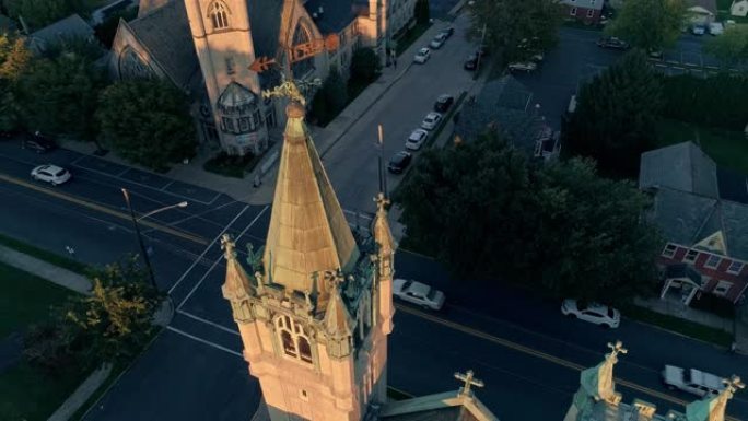 宾夕法尼亚州拿撒勒的风景优美的鸟瞰图，日落时他的教堂。空中无人机视频具有下降和 е ш ш д е 