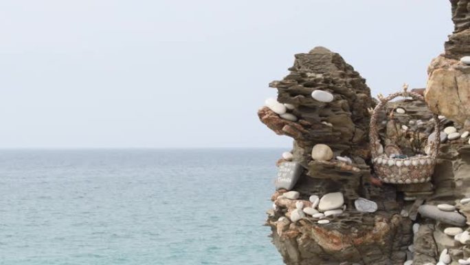 海边岩石上有要求和物体的石头