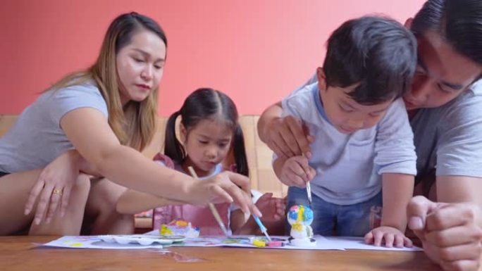 亚洲家庭生活方式在家里享受油漆颜色